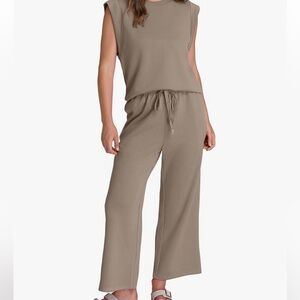 Sampeel Two Piece Casual/Travel outfit NWT
Size Medium